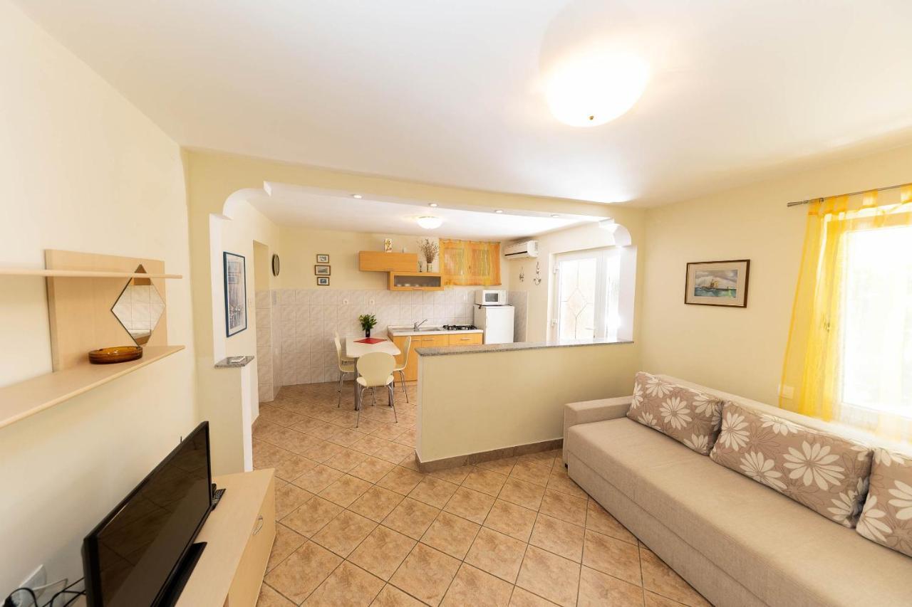 Apartments Nada Selce Bagian luar foto